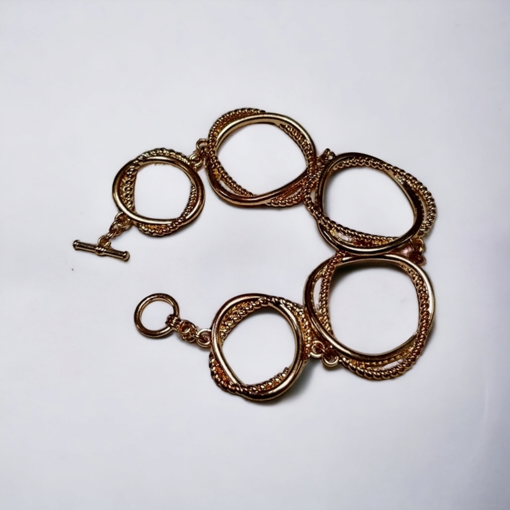 Vintage 1970s Goldtone Intertwined Circles Rope Design Toggle Clasp Bracelet - Picture 3 of 11